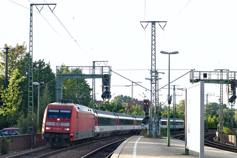 101 062 mit IC 285 bei km 16,6 (Juli 2011)