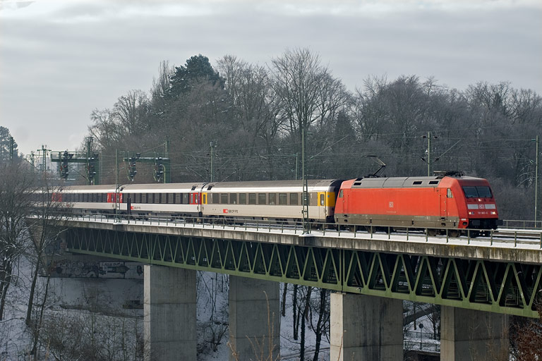 101 063 mit IC 284 bei km 14,6 (Januar 2011)