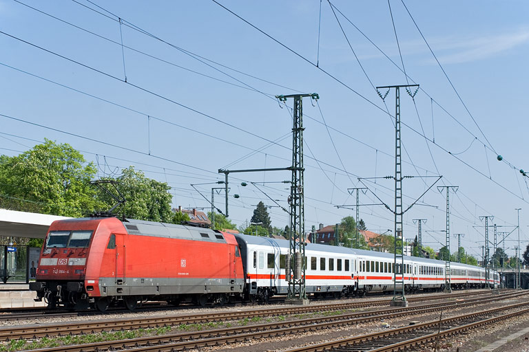 101 064 mit IC 2006 bei km 15,6 (April 2011)