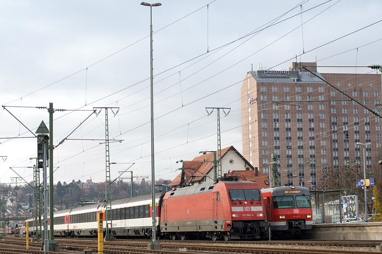 101 064 mit IC 282 und 420 978 als S2 bei km 15,6 (November 2011)