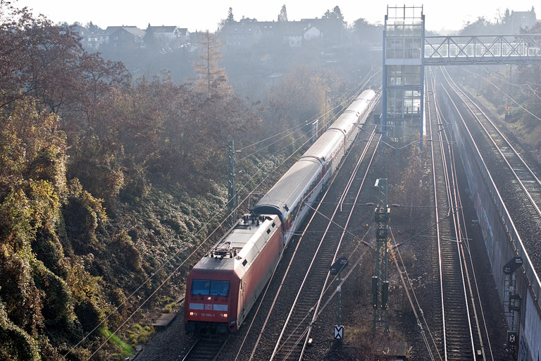 101 064 mit IC 284 bei km 14,0 (November 2011)