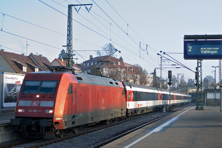 101 067 mit IC 181 bei km 15,6 (Februar 2011)