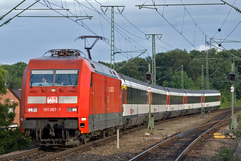 101 067 mit IC 182 bei km 16,8 (Juni 2011)