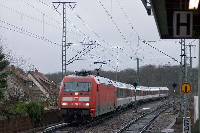 101 068 mit IC 186 bei km 16,8 (Januar 2011)