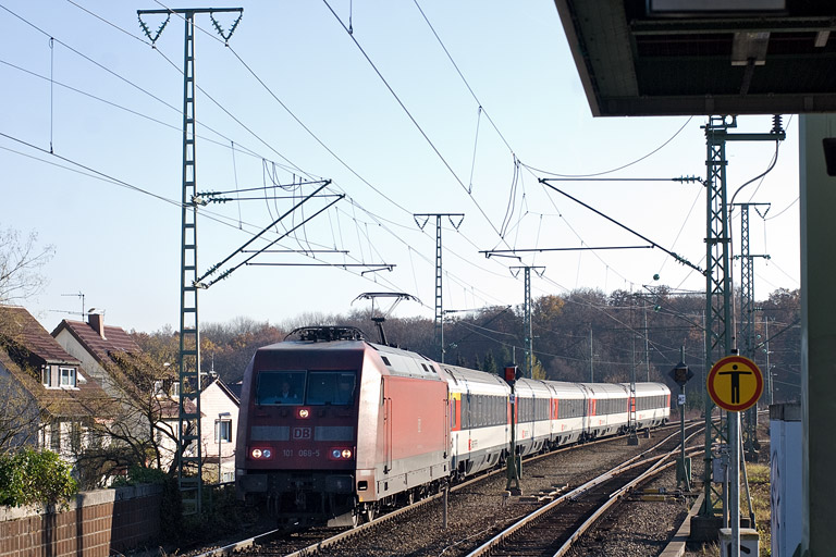 101 068 mit IC 280 bei km 16,8 (November 2011)