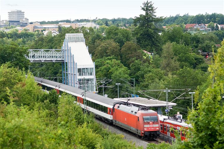 101 068 mit IC 283 bei km 14,2 (Juli 2011)