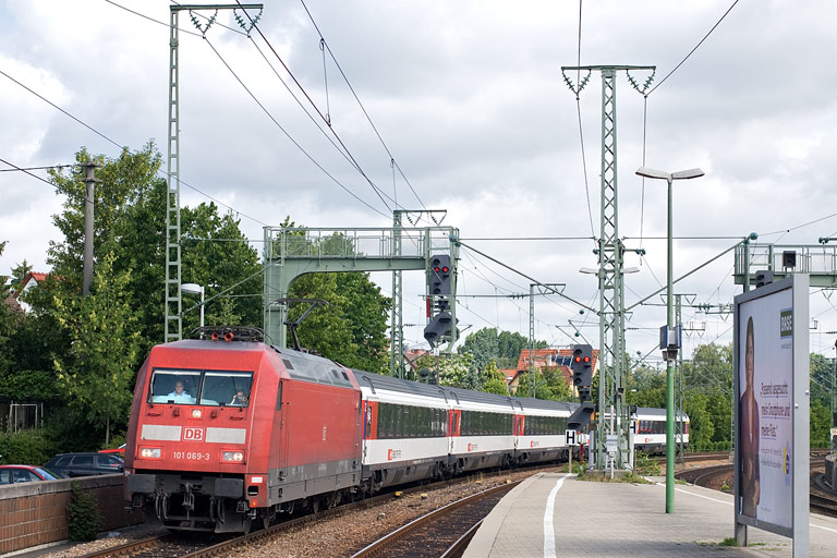 101 069 mit IC 183 bei km 16,6 (Juni 2011)