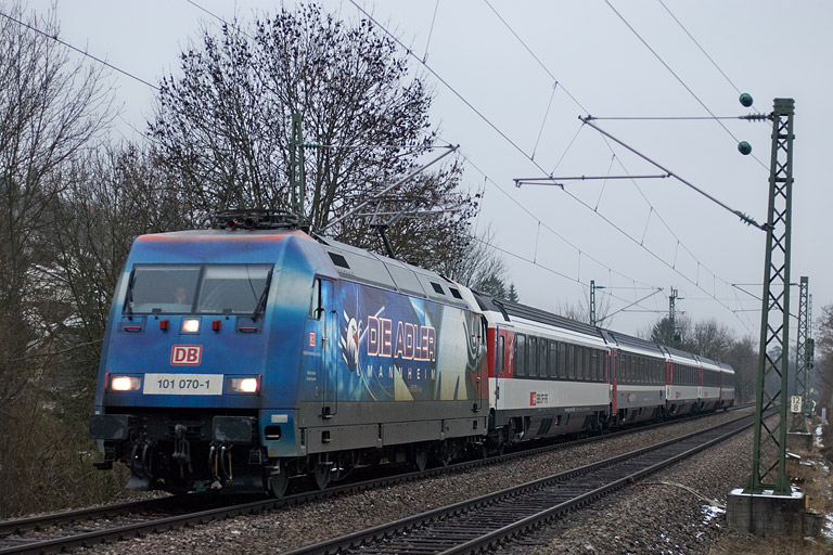 101 070 mit IC 281 bei km 12,8 (Januar 2011)