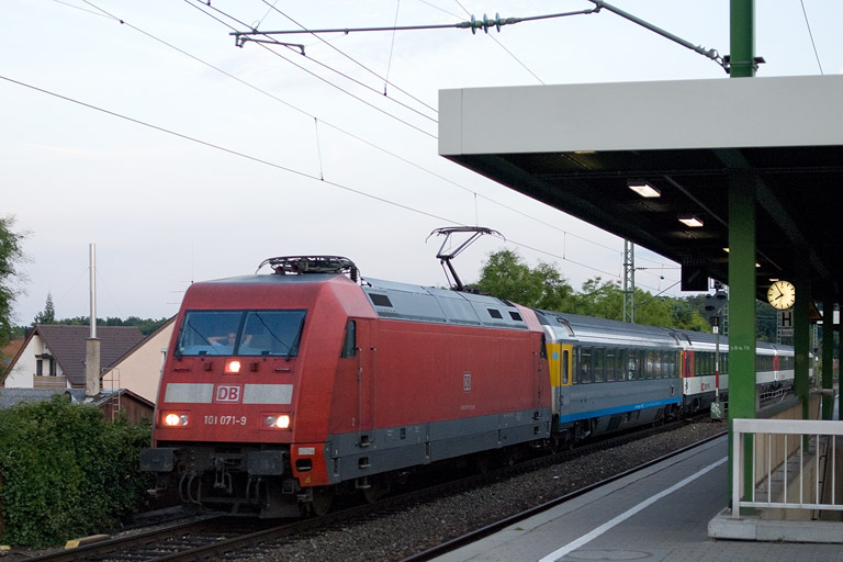 101 071 mit IC 182 bei km 16,8 (September 2011)