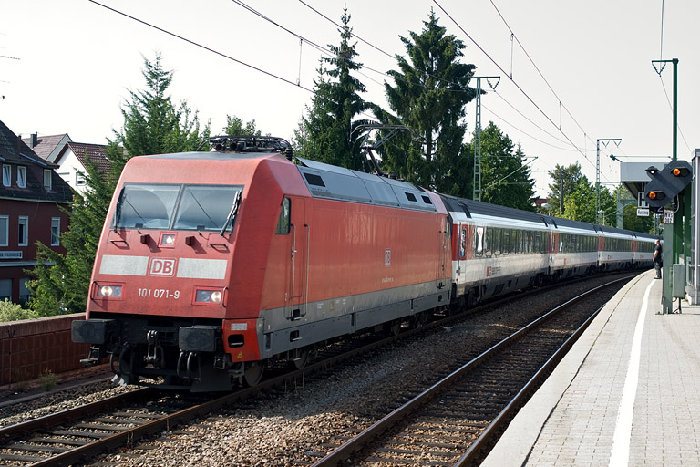 101 071 mit IC 281 bei km 16,8 (August 2011)