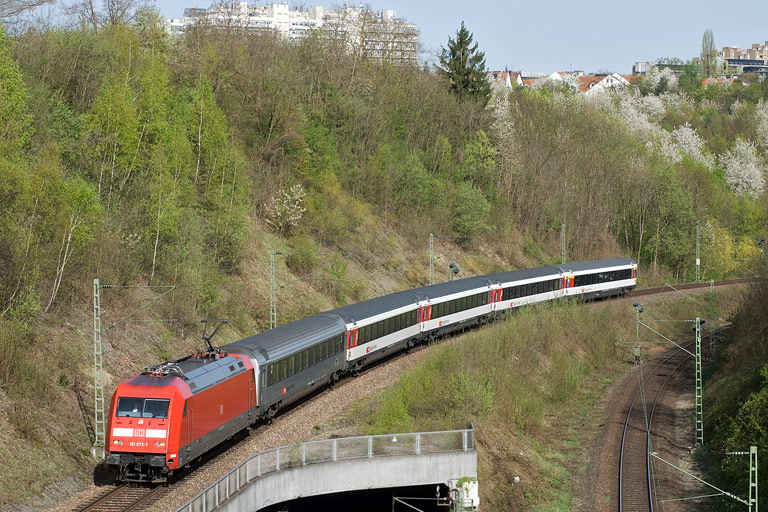 101 072 mit IC 183 bei km 13,8 (April 2011)