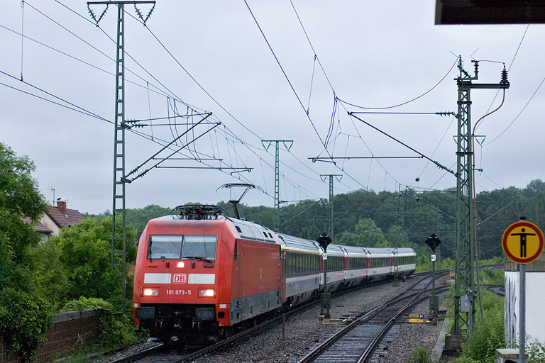 101 073 mit IC 182 bei km 16,8 (Mai 2011)