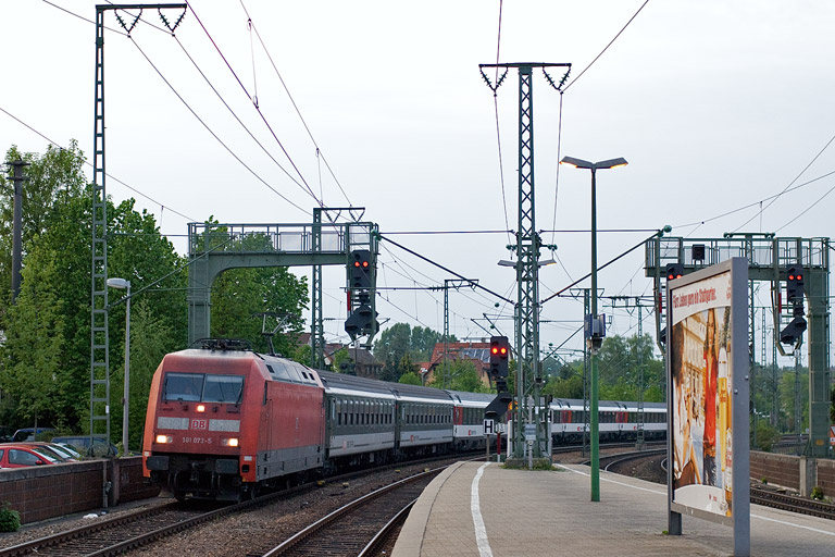 101 073 mit IC 285 bei km 16,6 (April 2011)