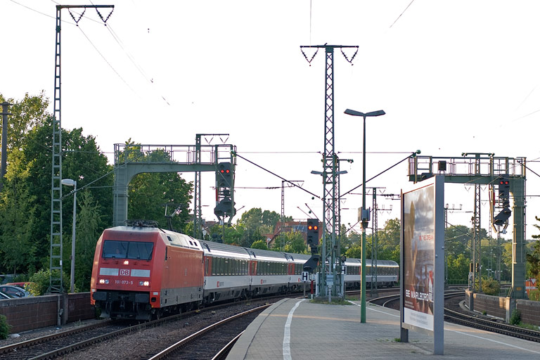101 073 mit IC 285 bei km 16,6 (Mai 2011)