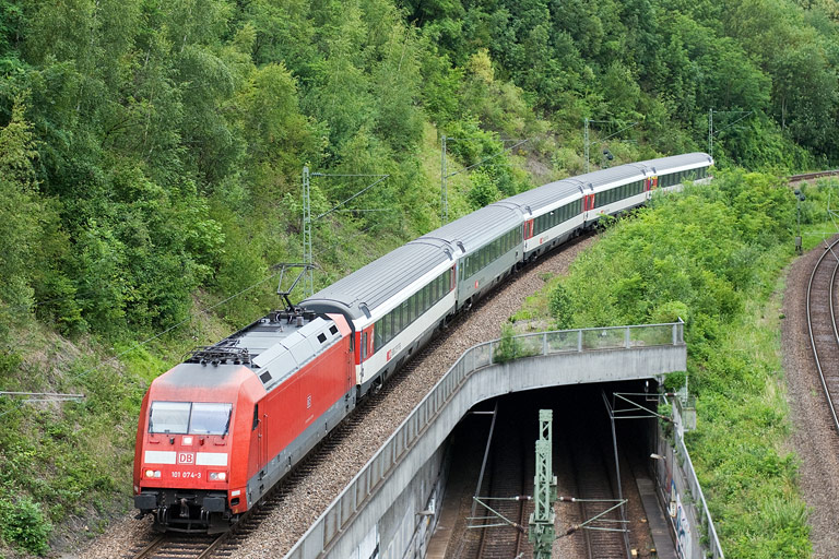 101 074 mit IC 283 bei km 13,8 (Juni 2011)