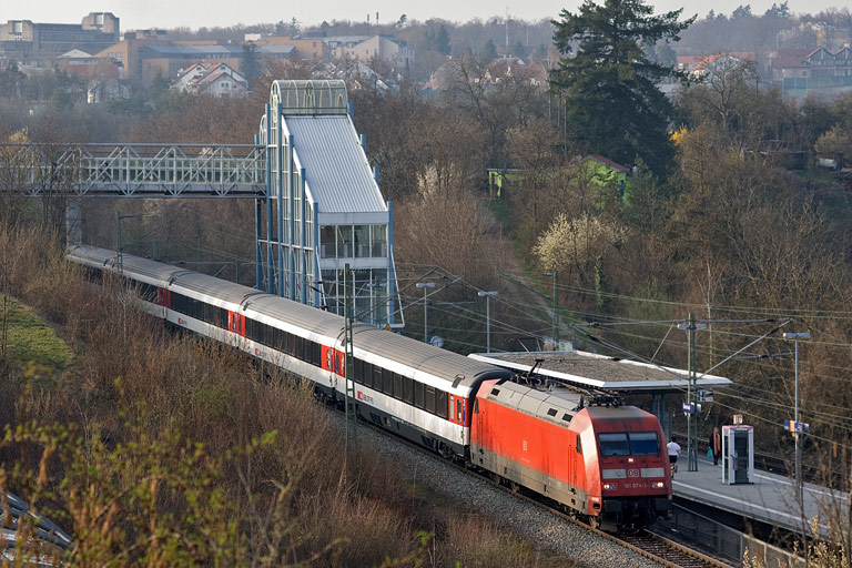 101 074 mit IC 283 bei km 14,2 (M&auml;rz 2011)