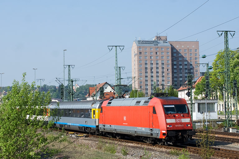 101 074 mit IC 284 bei km 15,6 (April 2011)