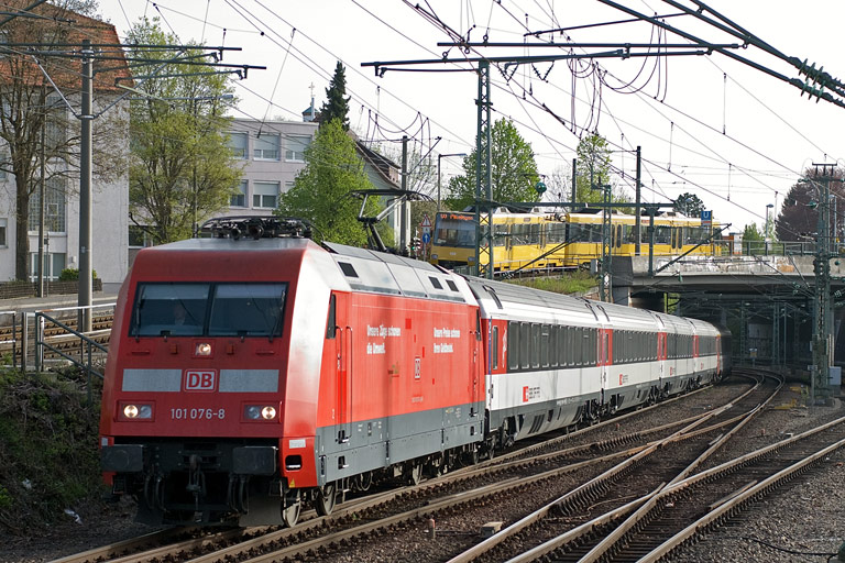101 076 mit IC 181 bei km 15,4 (April 2011)