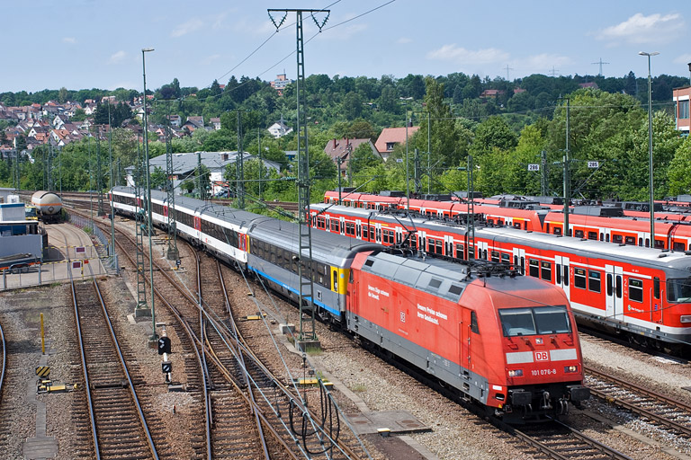 101 076 mit IC 282 bei km 16,0 (Juni 2011)