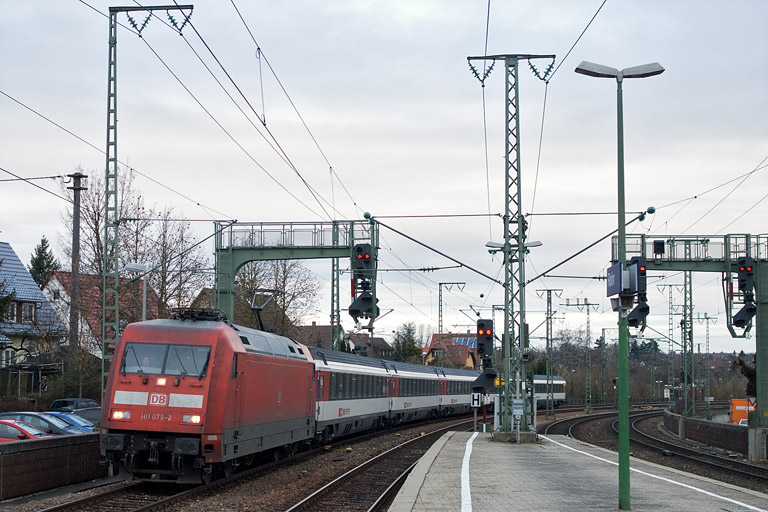 101 079 mit IC 183 bei km 16,6 (Dezember 2011)