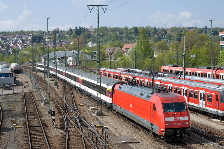 101 080 mit IC 280 bei km 16,0 (April 2011)
