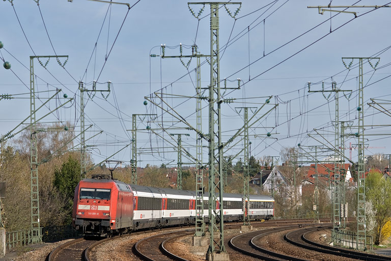 101 081 mit IC 183 bei km 16,6 (April 2011)