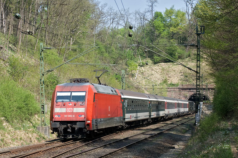 101 082 mit IC 187 bei km 18,0 (April 2011)