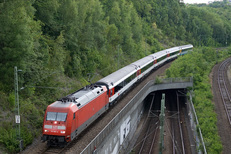 101 083 mit IC 187 bei km 13,8 (Juli 2011)