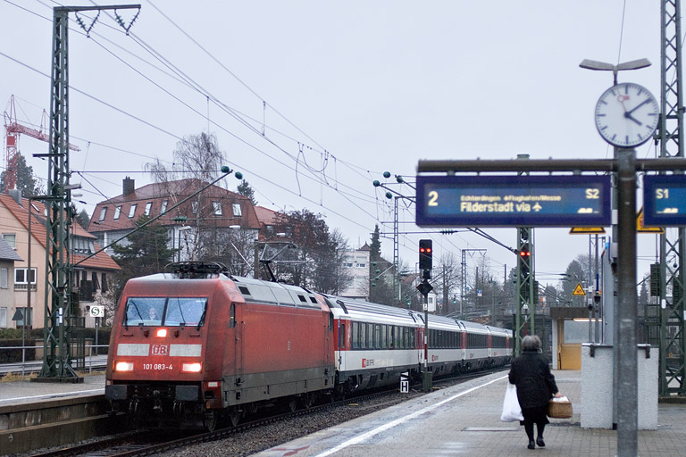 101 213 mit IC 281 bei km 15,6 (Dezember 2011)