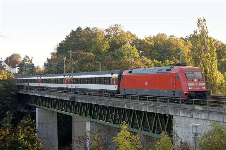 101 084 mit IC 184 bei km 14,6 (Oktober 2011)