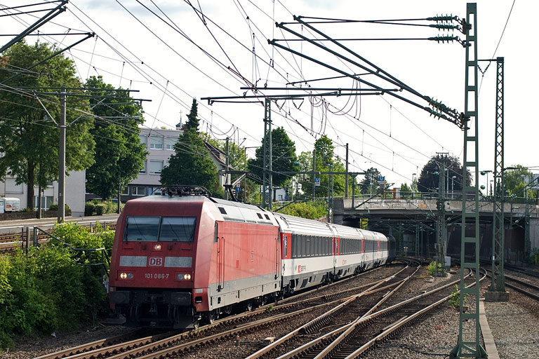 101 086 mit IC 181 bei km 15,4 (Mai 2011)