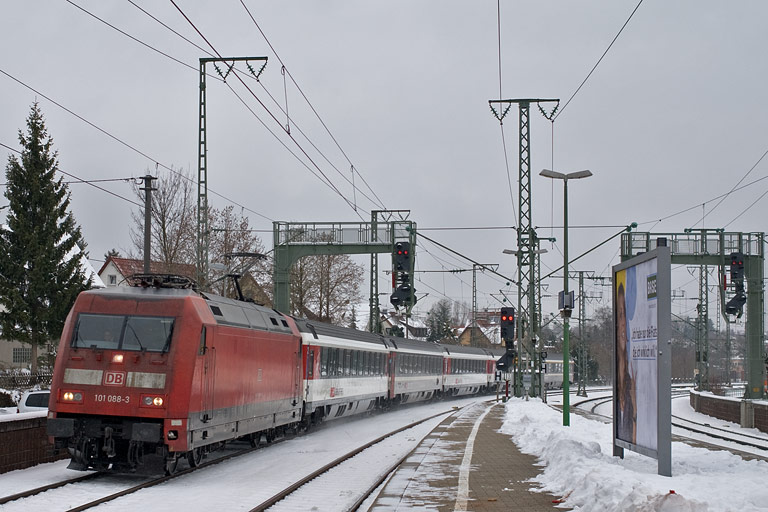 101 088 mit IC 185 bei km 16,6 (Januar 2011)