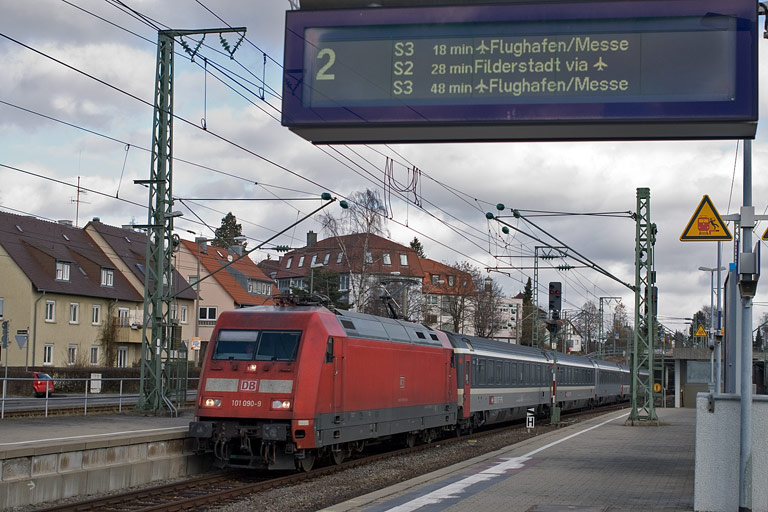 101 090 mit IC 185 bei km 15,6 (Februar 2011)