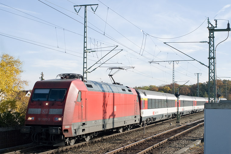 101 093 mit IC 280 bei km 16,8 (November 2011)