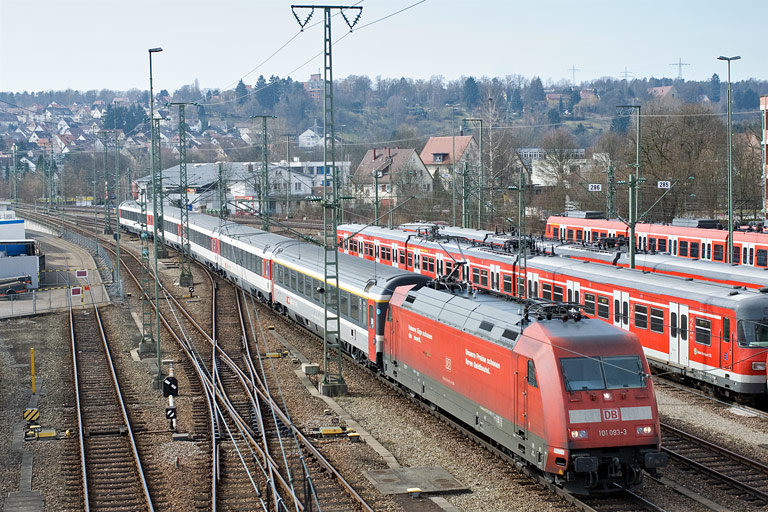 101 093 mit IC 282 bei km 16,0 (M&auml;rz 2011)