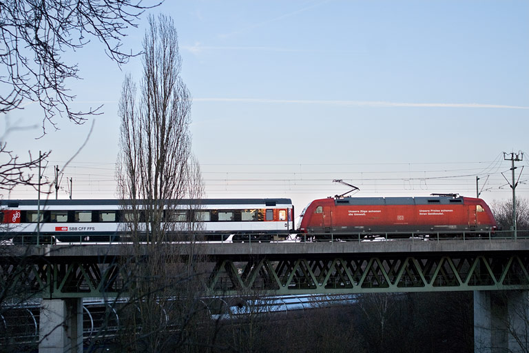 101 093 mit IC 283 bei km 14,6 (M&auml;rz 2011)