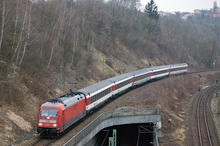 101 094 mit IC 283 bei km 13,8 (M&auml;rz 2011)