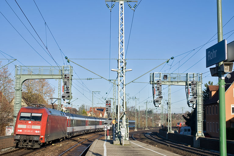 101 095 mit IC 183 bei km 16,6 (Januar 2011)