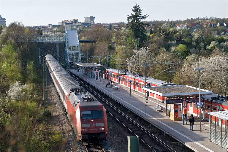101 095 mit IC 283 bei km 14,2 (April 2011)