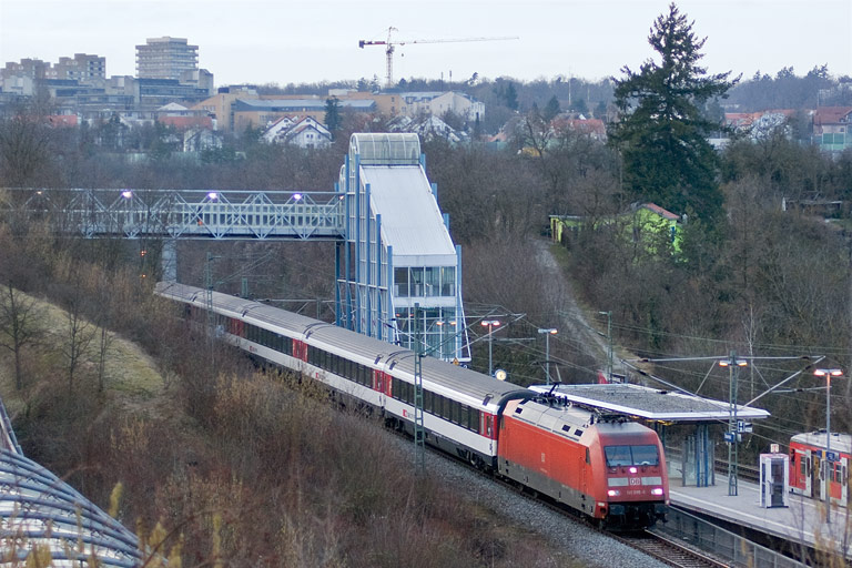 101 095 mit IC 283 bei km 14,2 (M&auml;rz 2011)