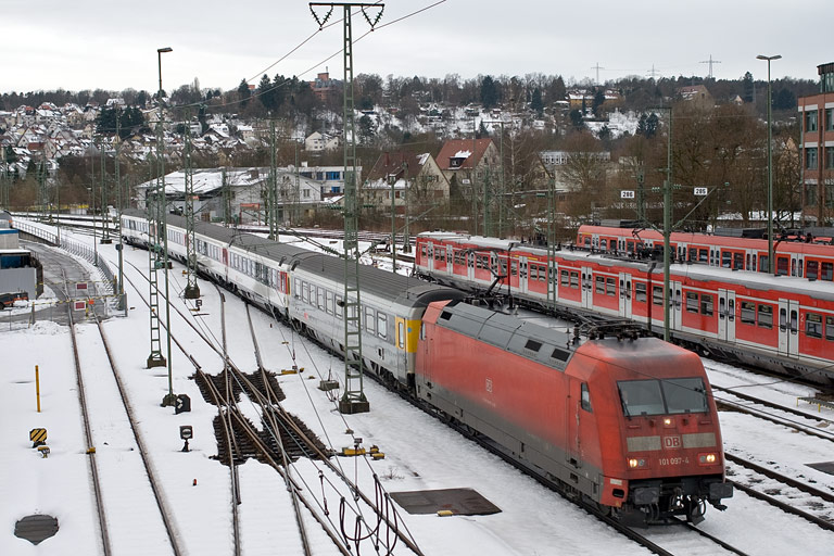 101 097 mit IC 282 bei km 16,0 (Januar 2011)