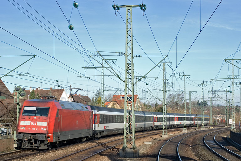 101 098 mit IC 183 bei km 16,6 (Februar 2011)