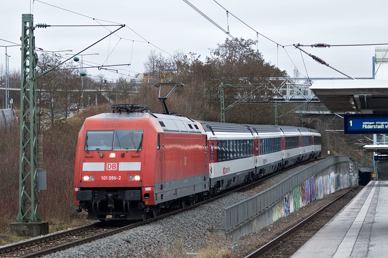 101 098 mit IC 187 bei km 14,2 (Dezember 2011)