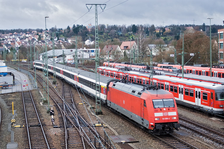 101 098 mit IC 282 bei km 16,0 (Dezember 2011)