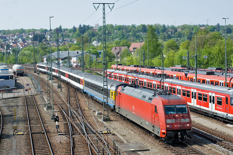 101 100 mit IC 282 bei km 16,0 (April 2011)