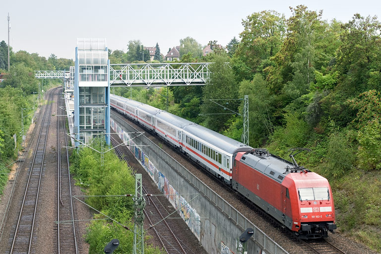101 102 mit IC 283 bei km 14,0 (August 2011)