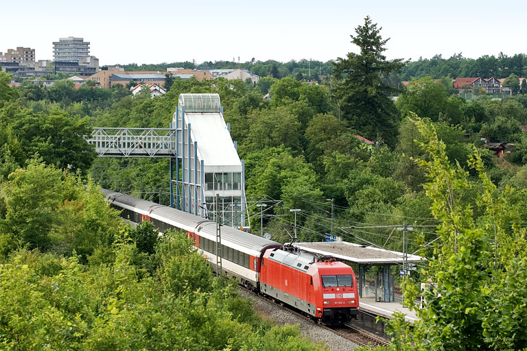 101 102 mit IC 283 bei km 14,2 (Juni 2011)