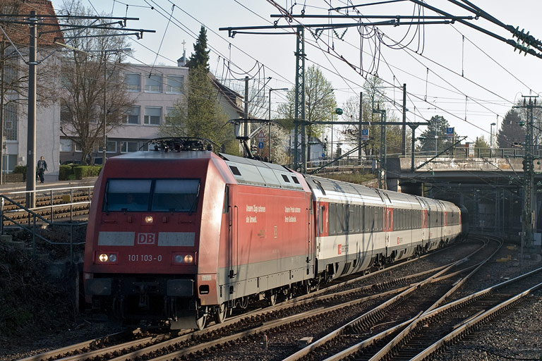 101 103 mit IC 181 bei km 15,4 (April 2011)