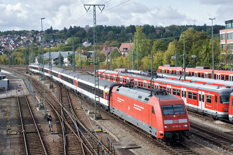 101 103 mit IC 282 bei km 16,0 (Oktober 2011)