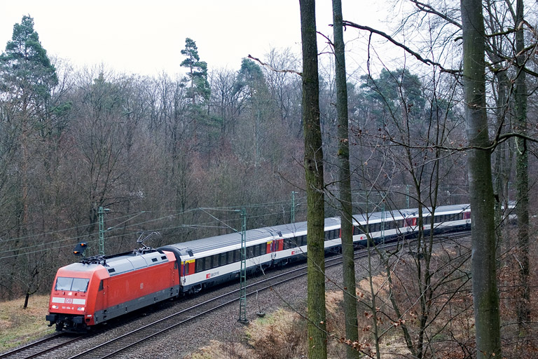 101 104 mit IC 280 bei km 11,8 (Dezember 2011)